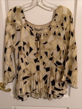 Signature by Larry Levine Cream & Black Abstract Pleated Peasant Top